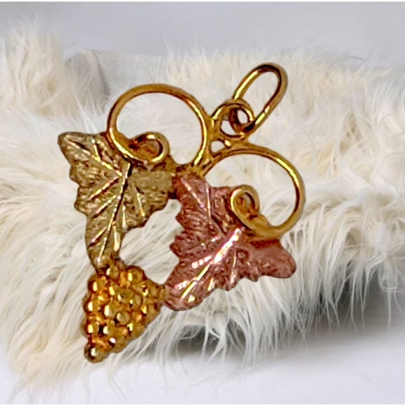 10k Gold Designer Grapevine Pendant - Picture 3 of 8